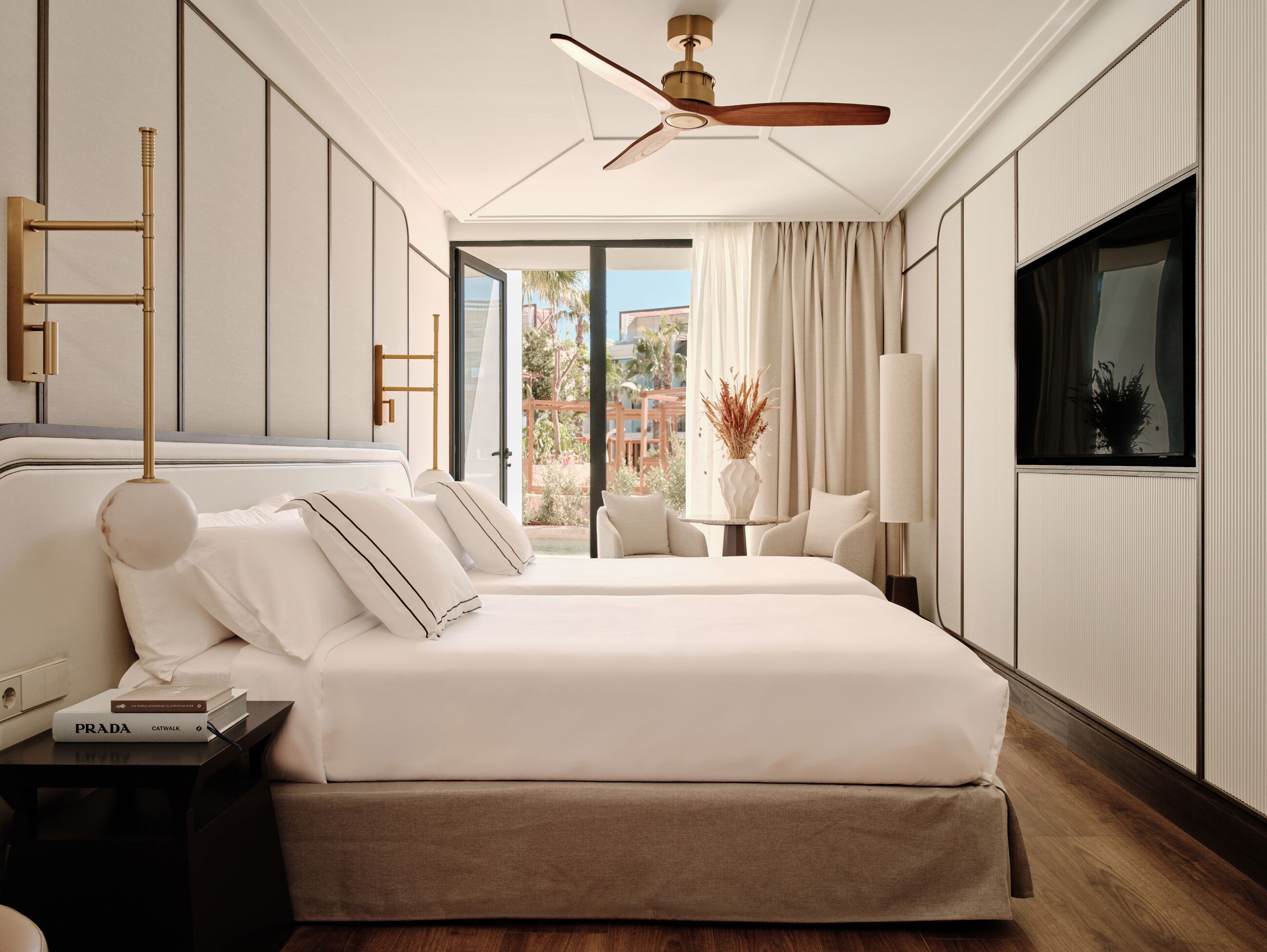 Roupas de cama premium, frigobar, cofres nos quartos, cortinas blackout