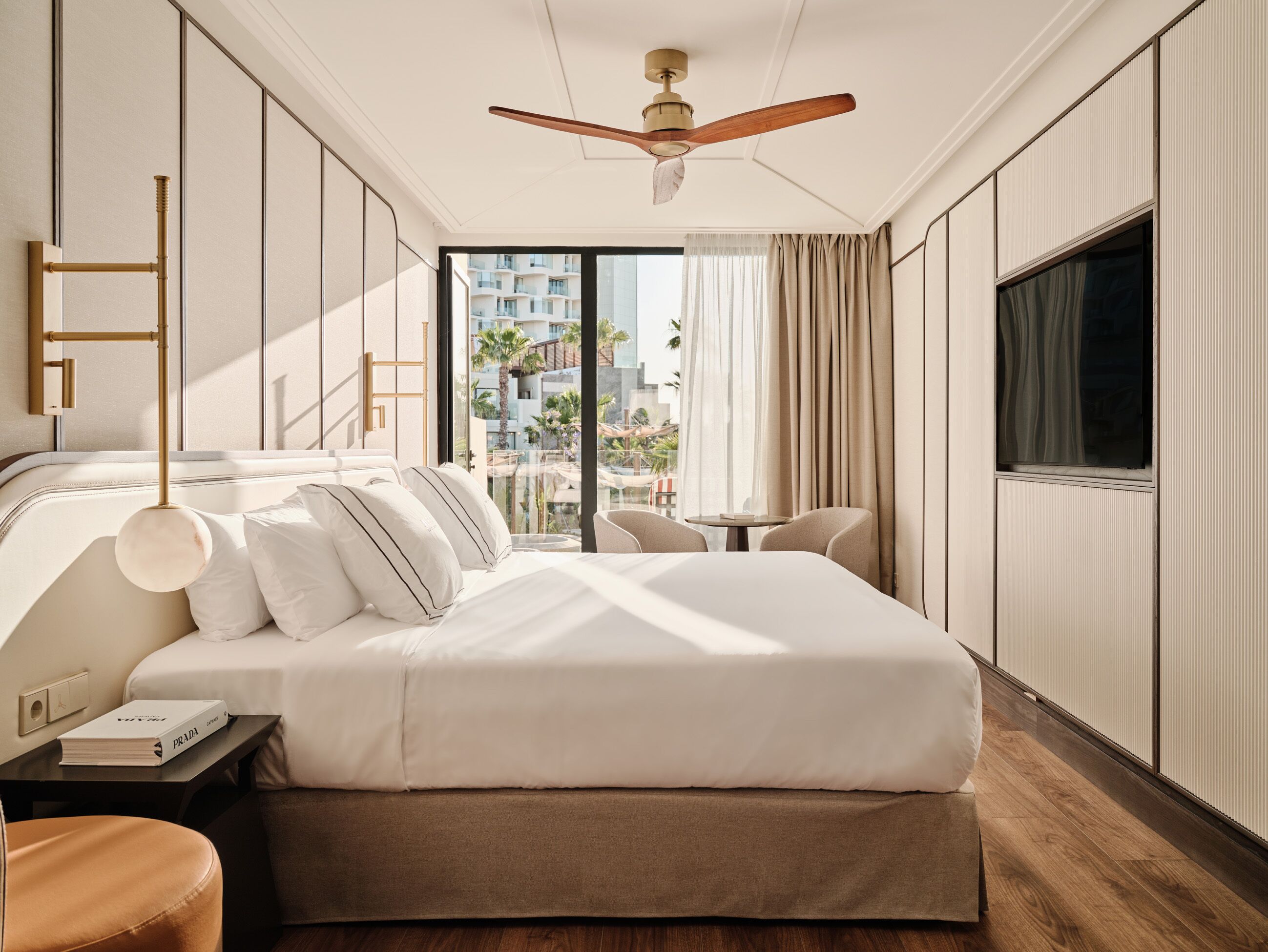 Roupas de cama premium, frigobar, cofres nos quartos, cortinas blackout