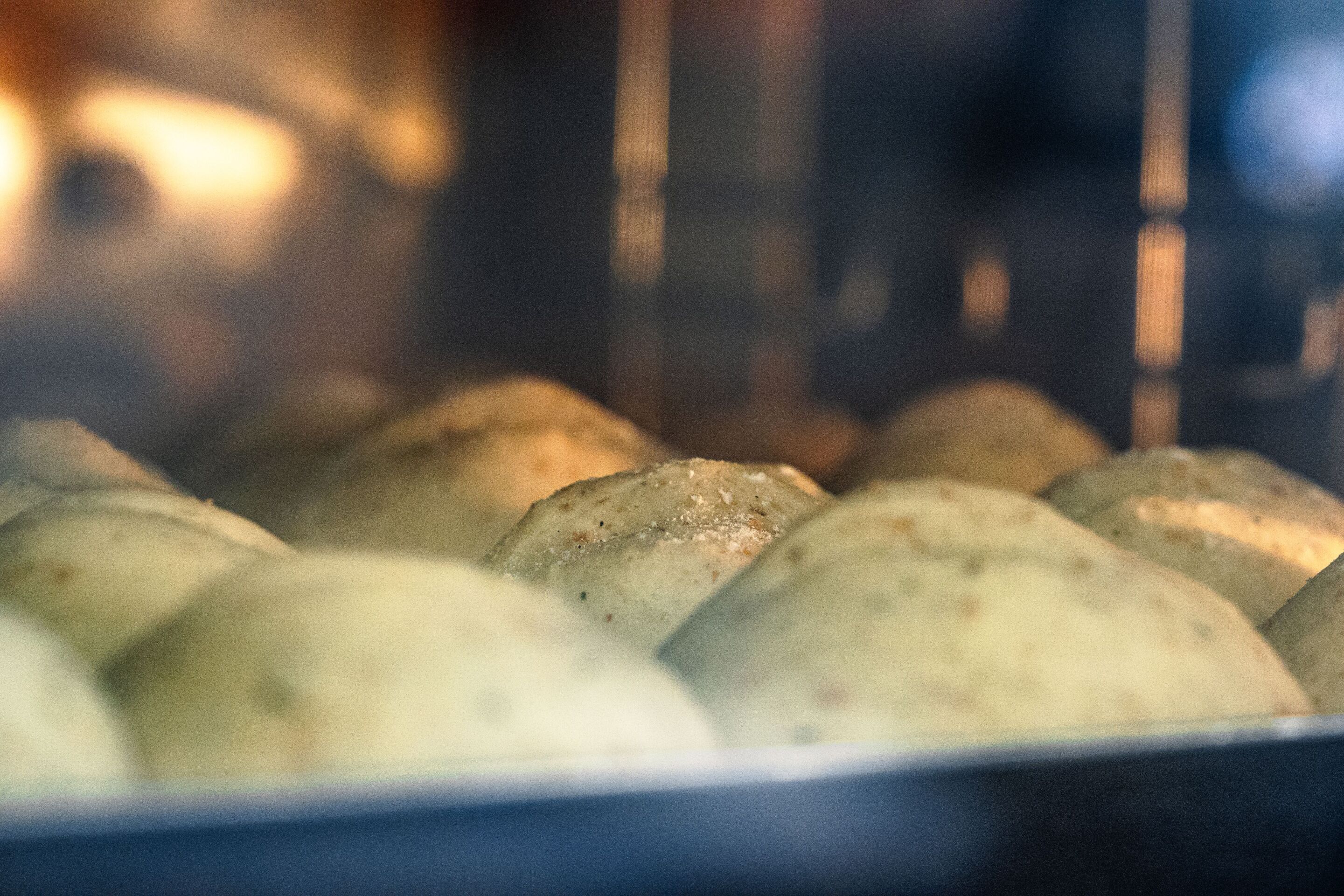 Een close-up van gebakken lekkernijen in een pan.