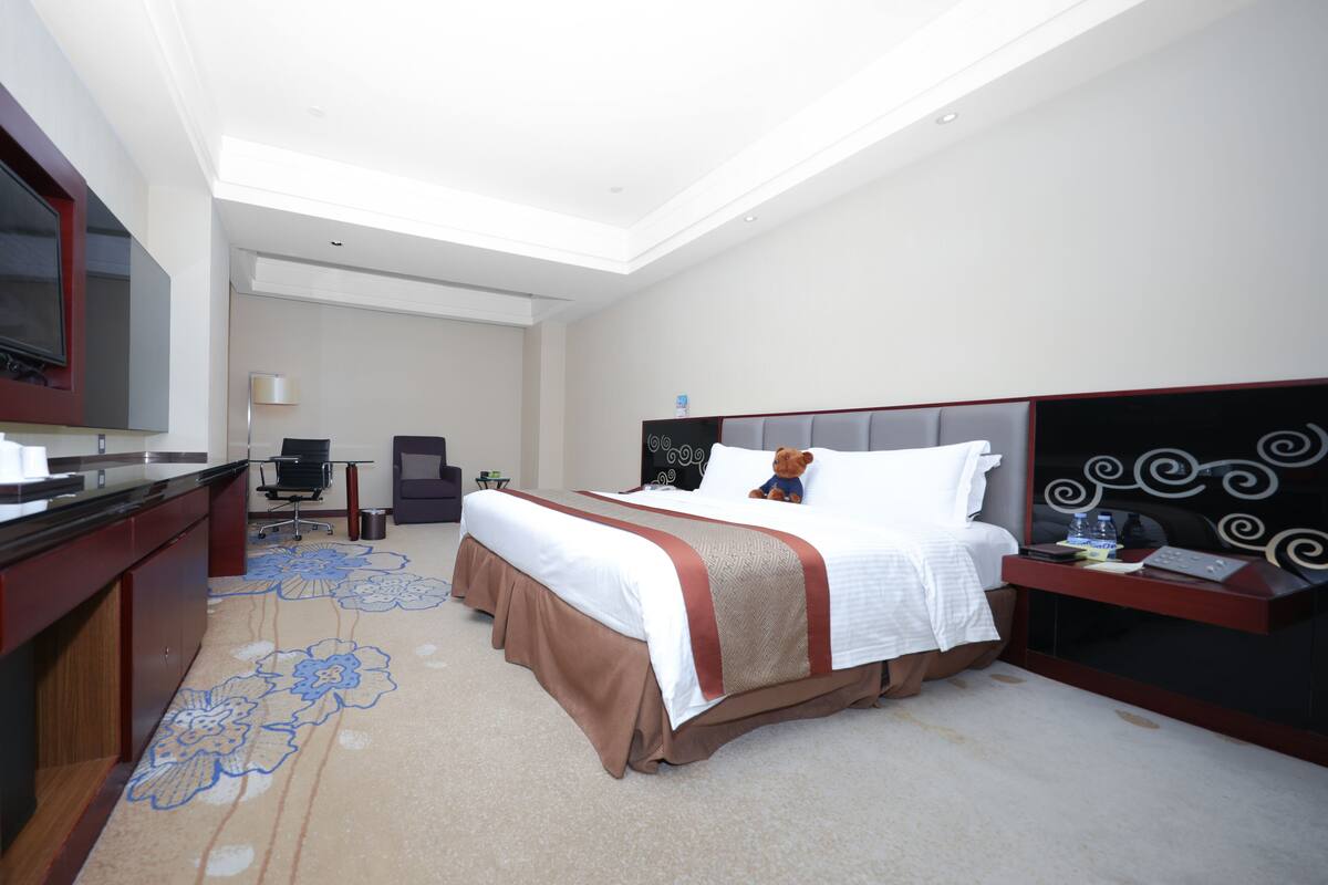 Fashion King Room (No Windows) | Minibar, in-room safe, desk, blackout curtains