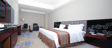 ميني بار وخزنة داخل الغرفة ومكتب وستائر تعتيم