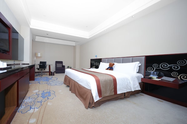 Fashion King Room (No Windows) | Minibar, in-room safe, desk, blackout curtains - Avant-Garde Hotel (Shenzhen)