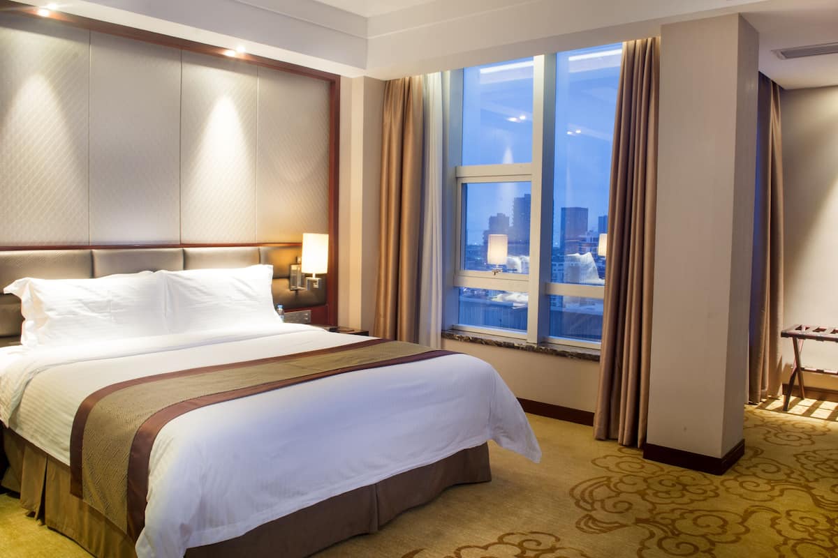 Superior King Room | Minibar, in-room safe, desk, blackout curtains