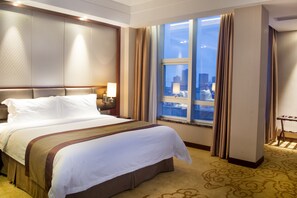 Minibar, coffres-forts dans les chambres, bureau, rideaux occultants