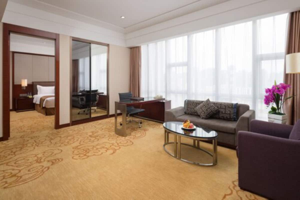 Deluxe Suite B | Minibar, in-room safe, desk, blackout curtains