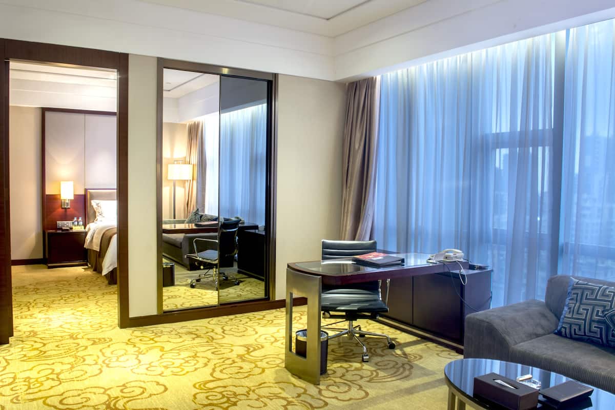Standard Suite, 1 Bedroom | Minibar, in-room safe, desk, blackout curtains