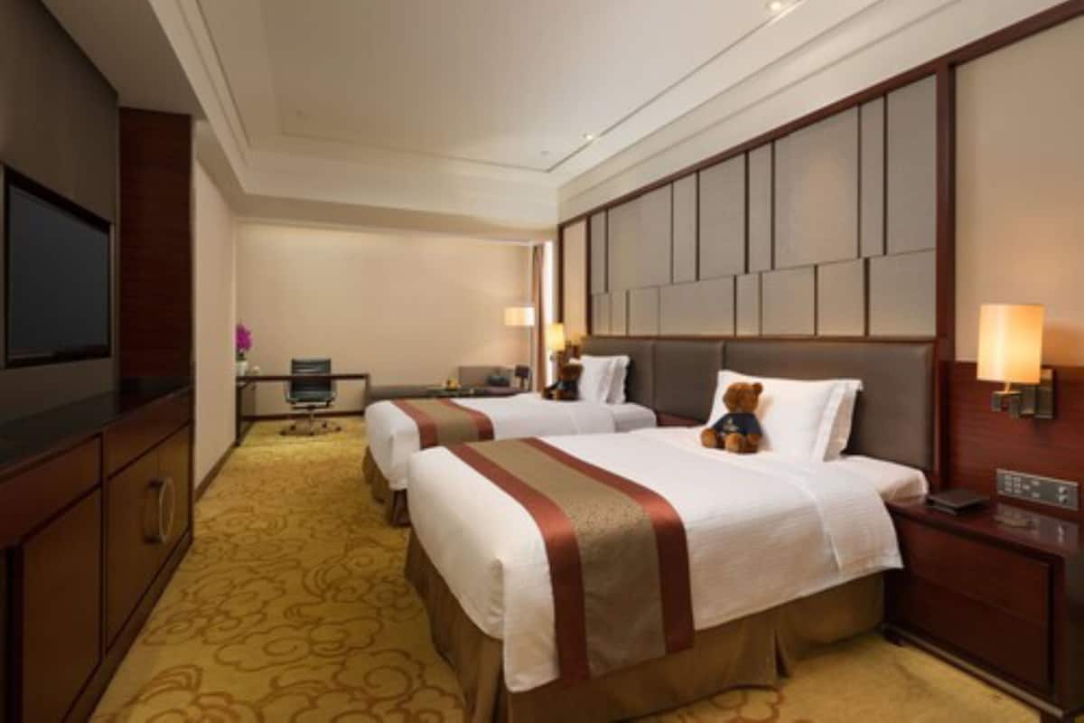 Deluxe Twin Room | Minibar, in-room safe, desk, blackout curtains