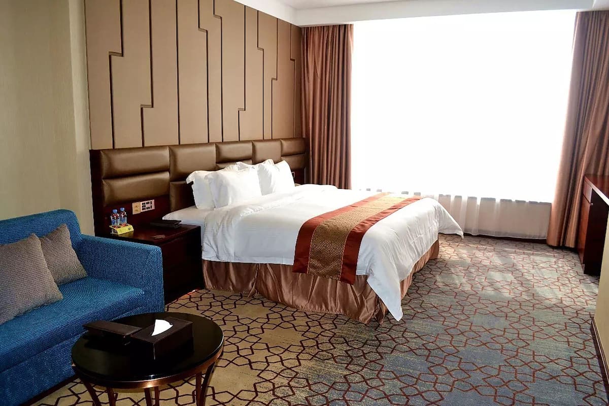 Executive King Room | Minibar, in-room safe, desk, blackout curtains