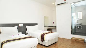 Standard Twin Room no window | 1 dormitorio, tabla de planchar con plancha, wifi gratis y ropa de cama