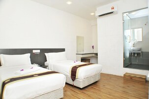 Standard Twin Room no window | Seterika/papan seterika, Wi-fi percuma, cadar katil 