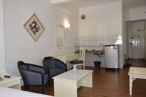 Studio Queen | Iron/ironing board, free WiFi, bed sheets - Promenade Service Apartments (Kota Kinabalu)