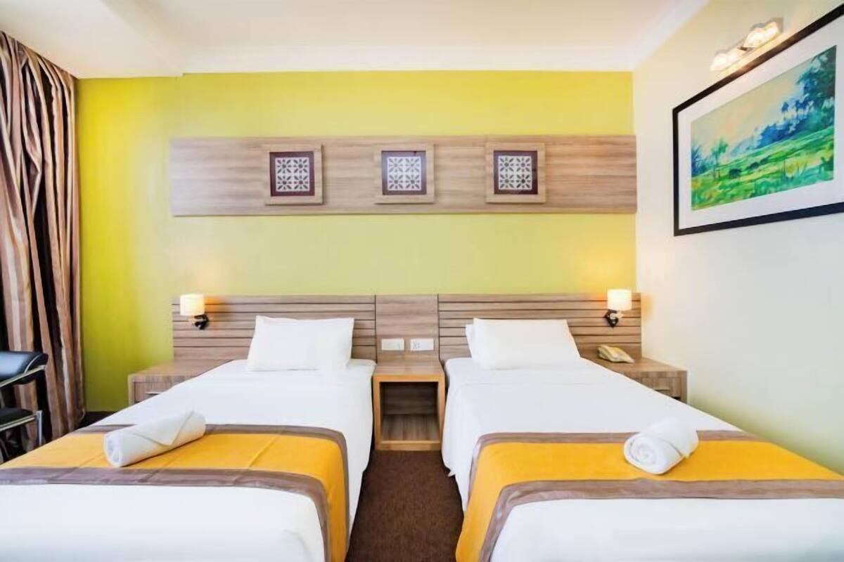 Tabla de planchar con plancha, wifi gratis y ropa de cama