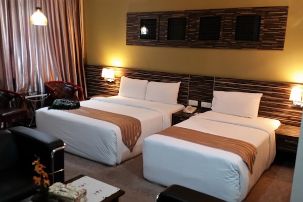 Tabla de planchar con plancha, wifi gratis y ropa de cama