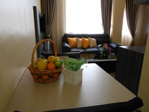 Deluxe Suite Hill View | In-room dining