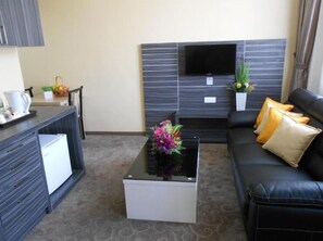 Deluxe Suite, Hill View | Living area | LED TV - HIG Hotel & Convention (Langkawi)