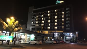 住宿正面 (夜晚)