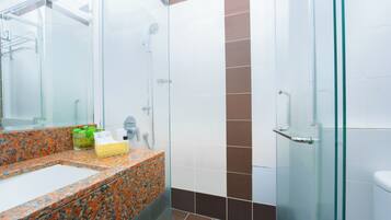 Kostenlose Toilettenartikel, Haartrockner, Hausschuhe, Bidet