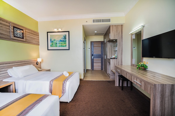 Tabla de planchar con plancha, wifi gratis y ropa de cama