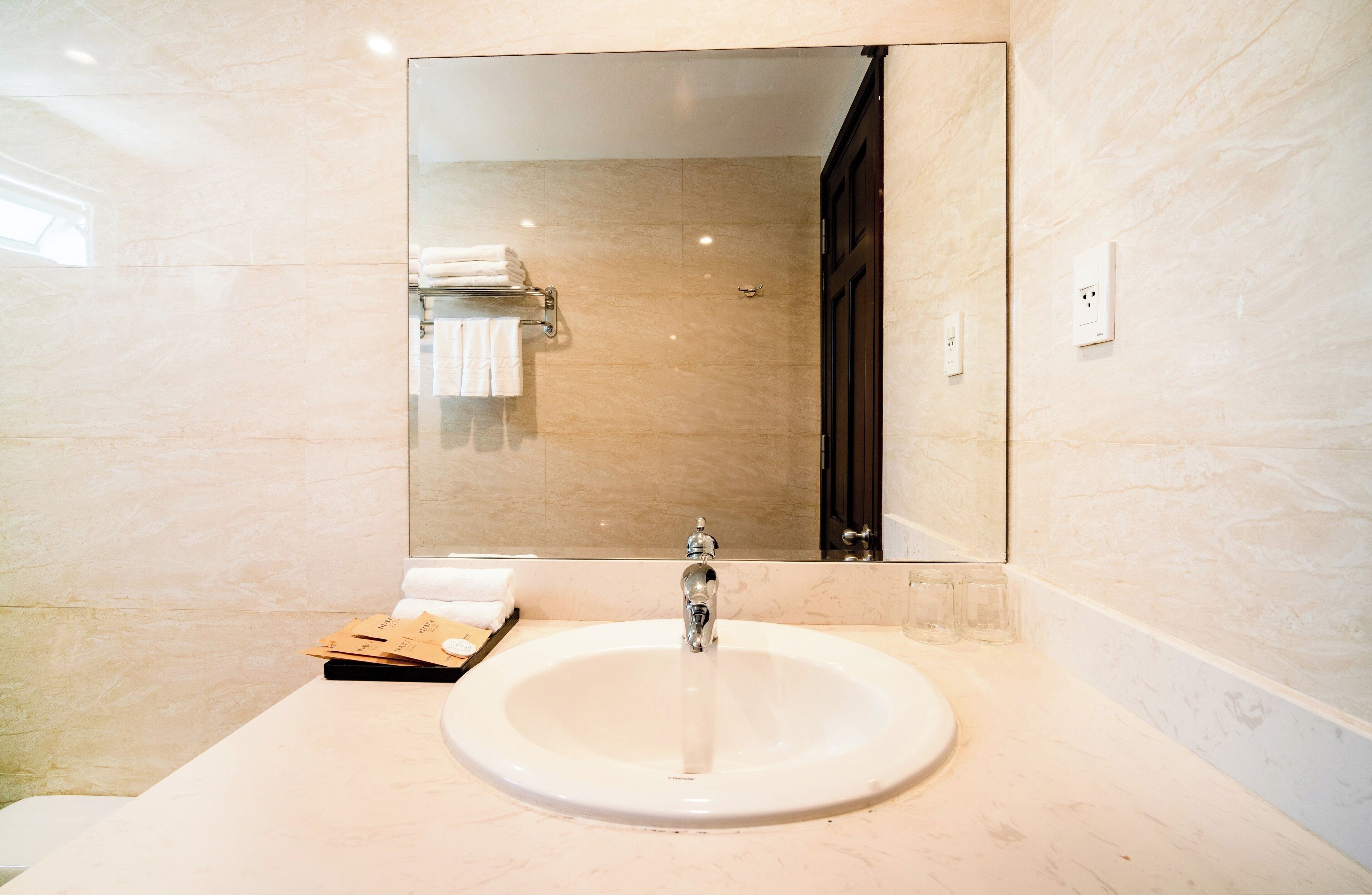 deluxe triple room, city view | bathroom | free toiletries, hair dryer, bathrobes, slippers