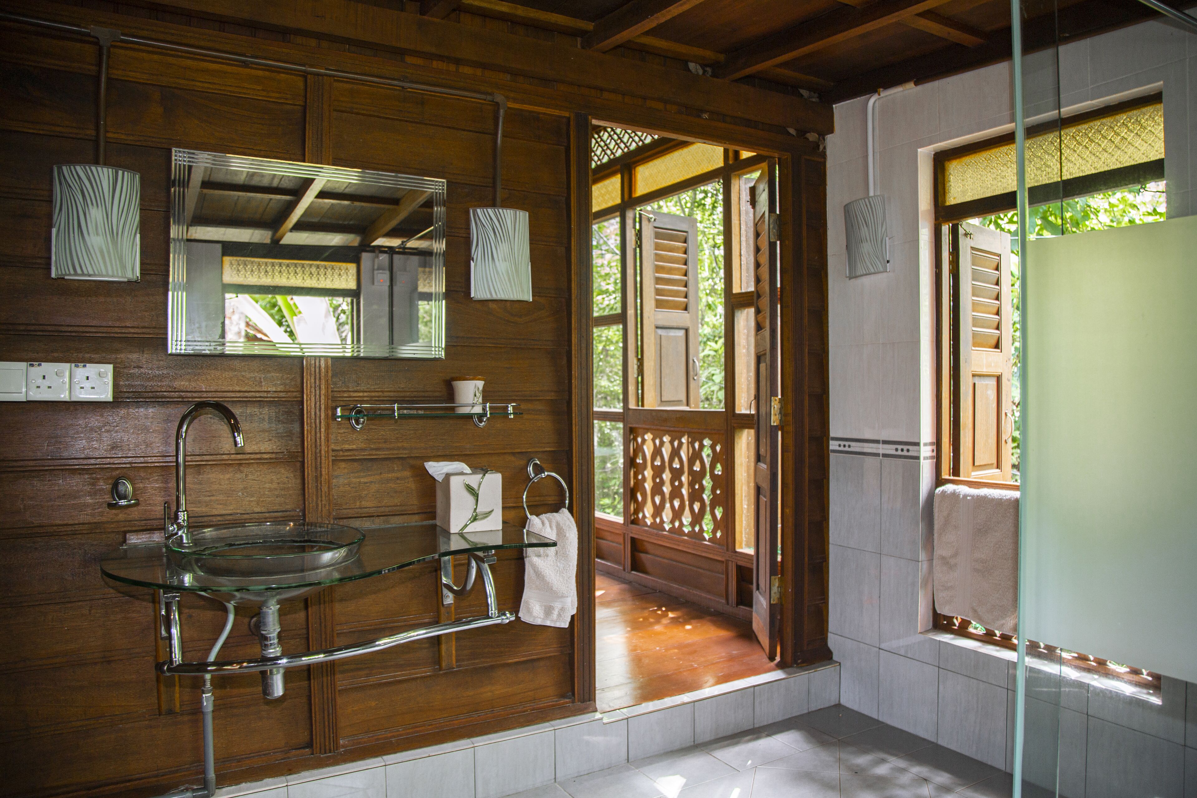 forest house (2 bedrooms) | bathroom | shower, free toiletries, bathrobes, towels