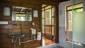 Forest House (2 bedrooms) | Bathroom | Shower, free toiletries, bathrobes, towels