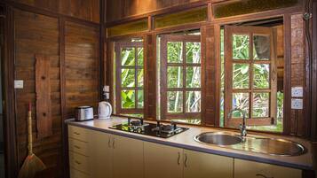 Forest House (2 bedrooms) | Cozinha privada | Geladeira grande, cooktop, chaleira elétrica