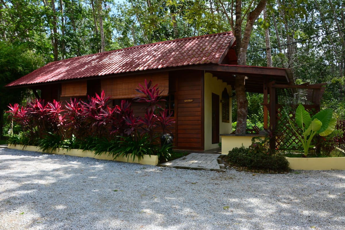 Gate house | Ruang kerja komputer riba, katil bayi/kot (surcaj), Wi-fi percuma 