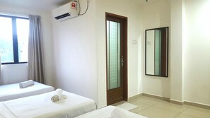 Desk, free WiFi, bed sheets - Sunderland Motel (Langkawi)