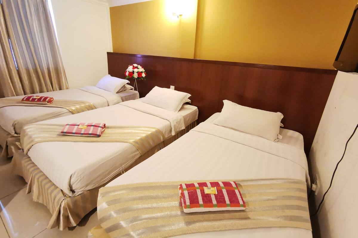 Superior Triple Room, 3 Bedrooms | Desk, WiFi (free), bed sheets