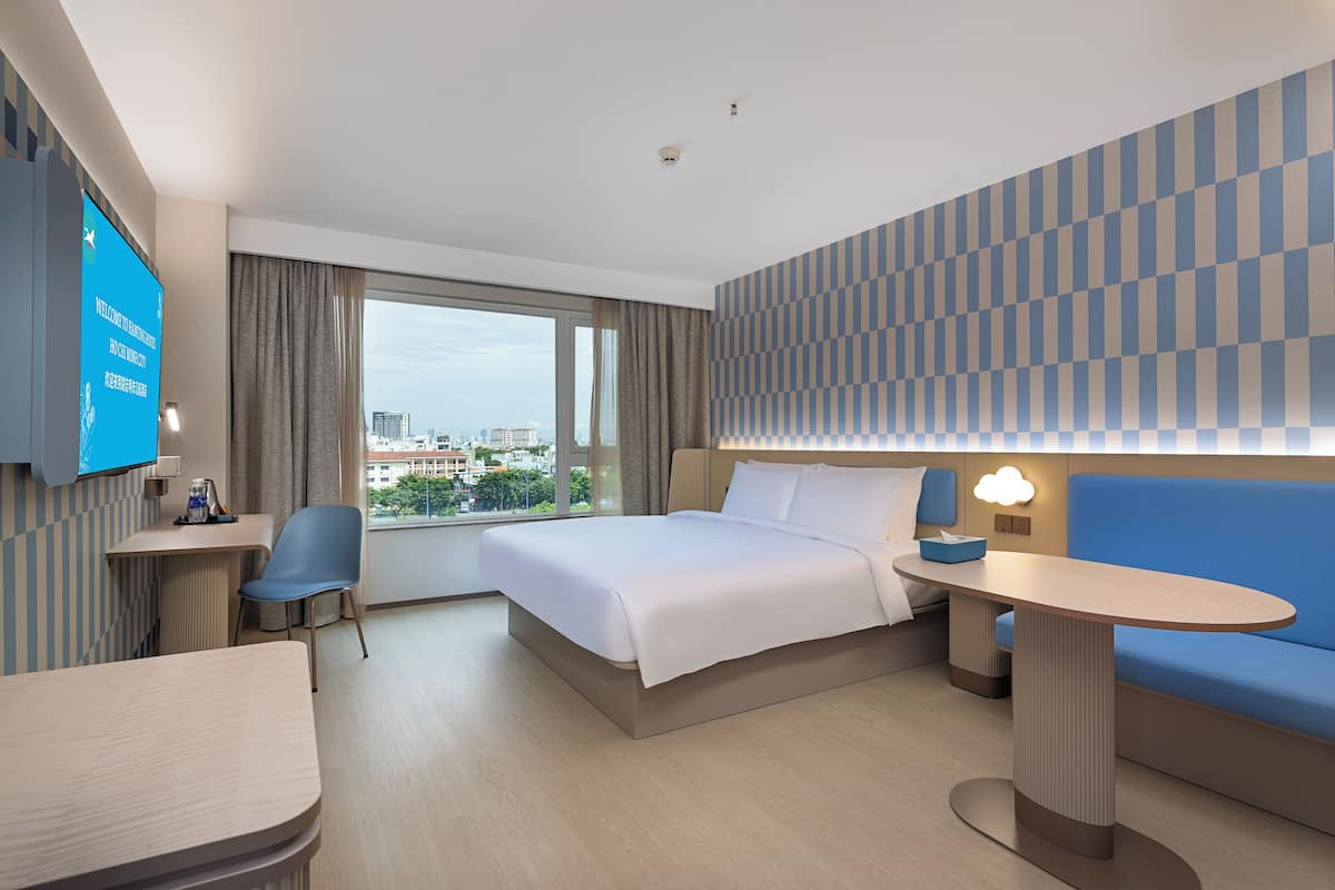 Premium Room | Hypo-allergenic bedding, minibar, in-room safe, individually furnished