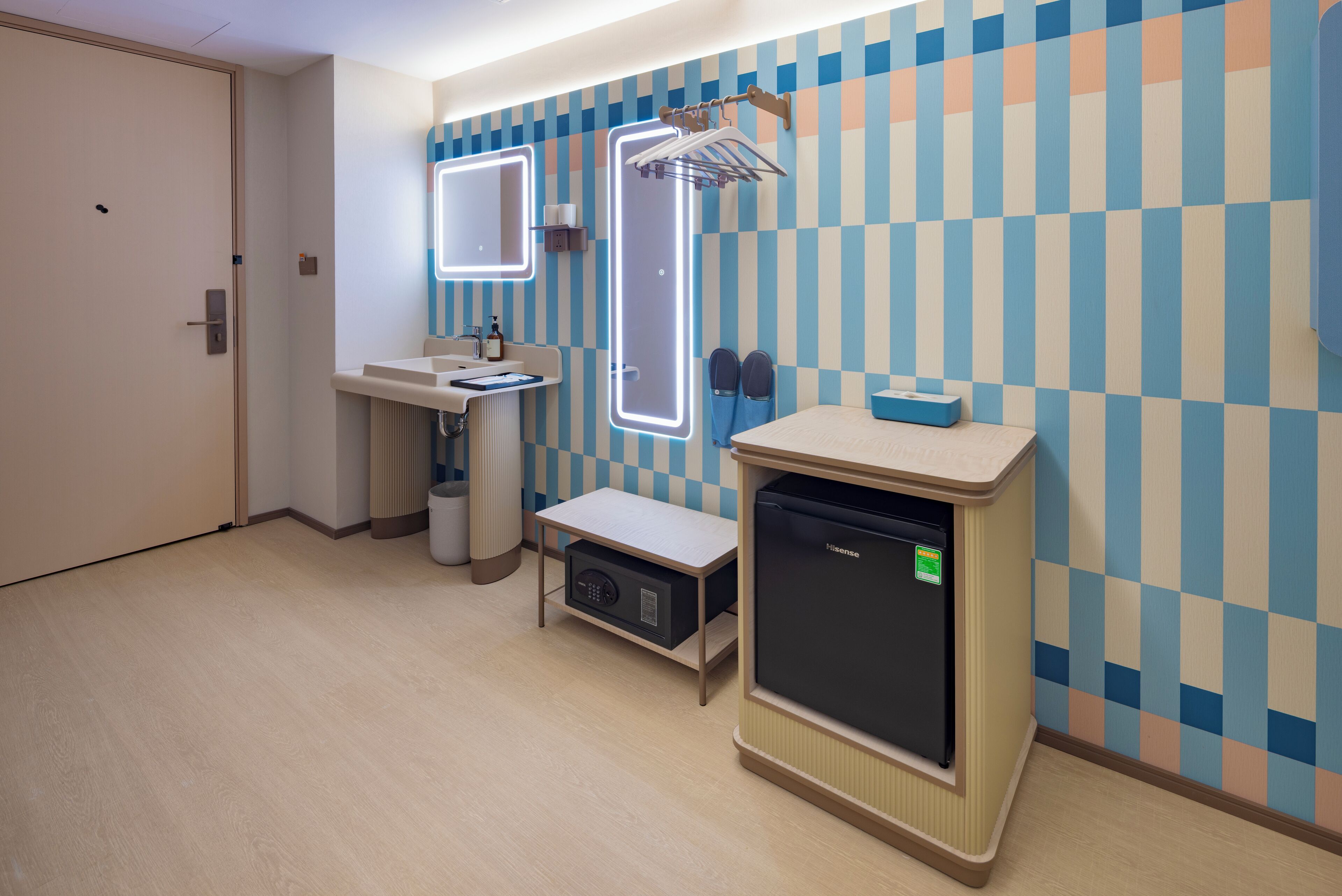 deluxe king bed room + breakfast + free minibar | hypo-allergenic bedding, minibar, in-room safe, individually furnished