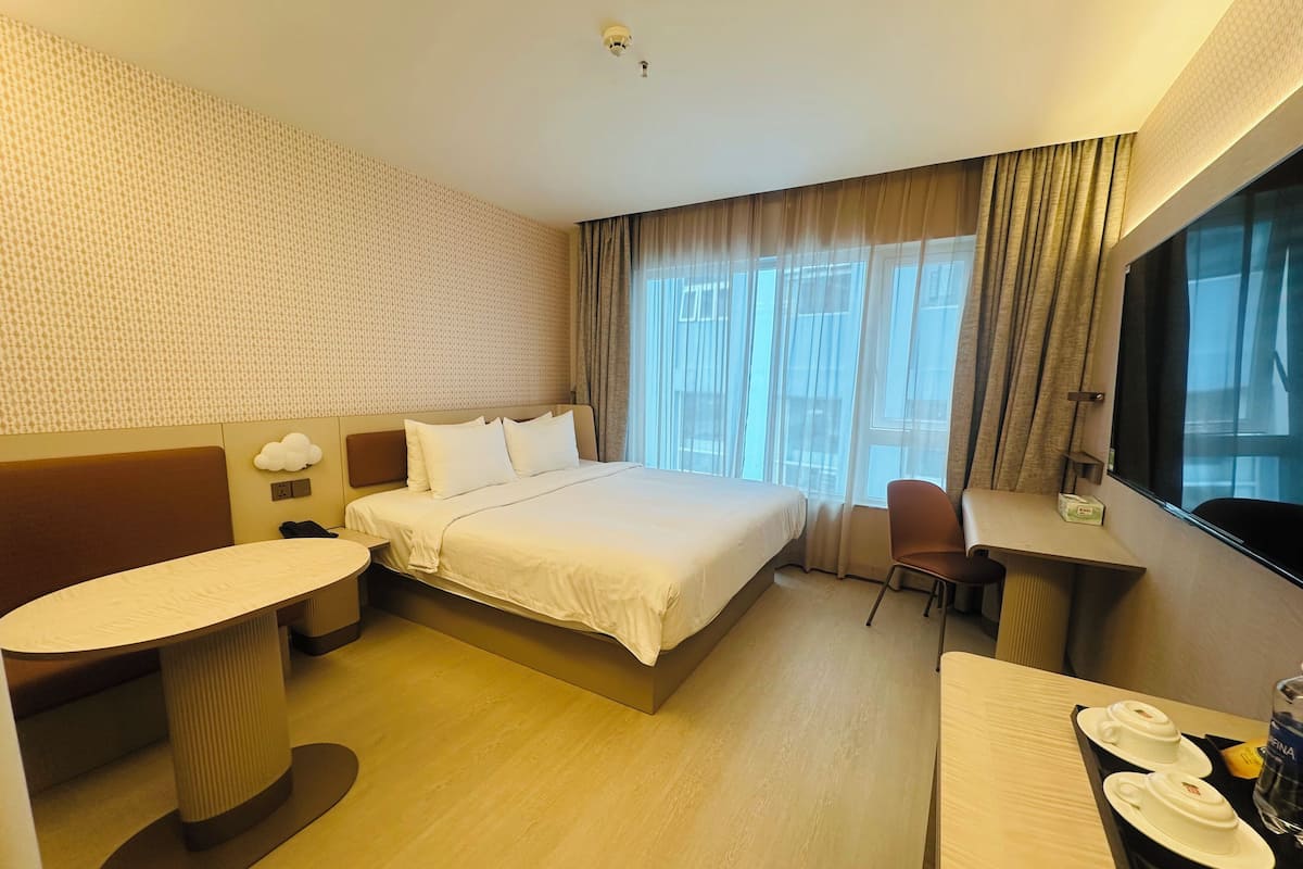 Standard Double Room | Hypo-allergenic bedding, minibar, in-room safe, individually furnished