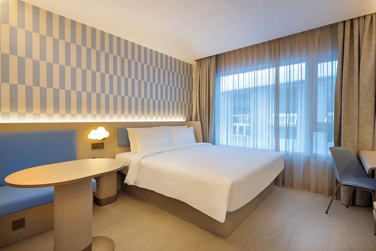 Standard Room | Hypo-allergenic bedding, minibar, in-room safe, individually furnished