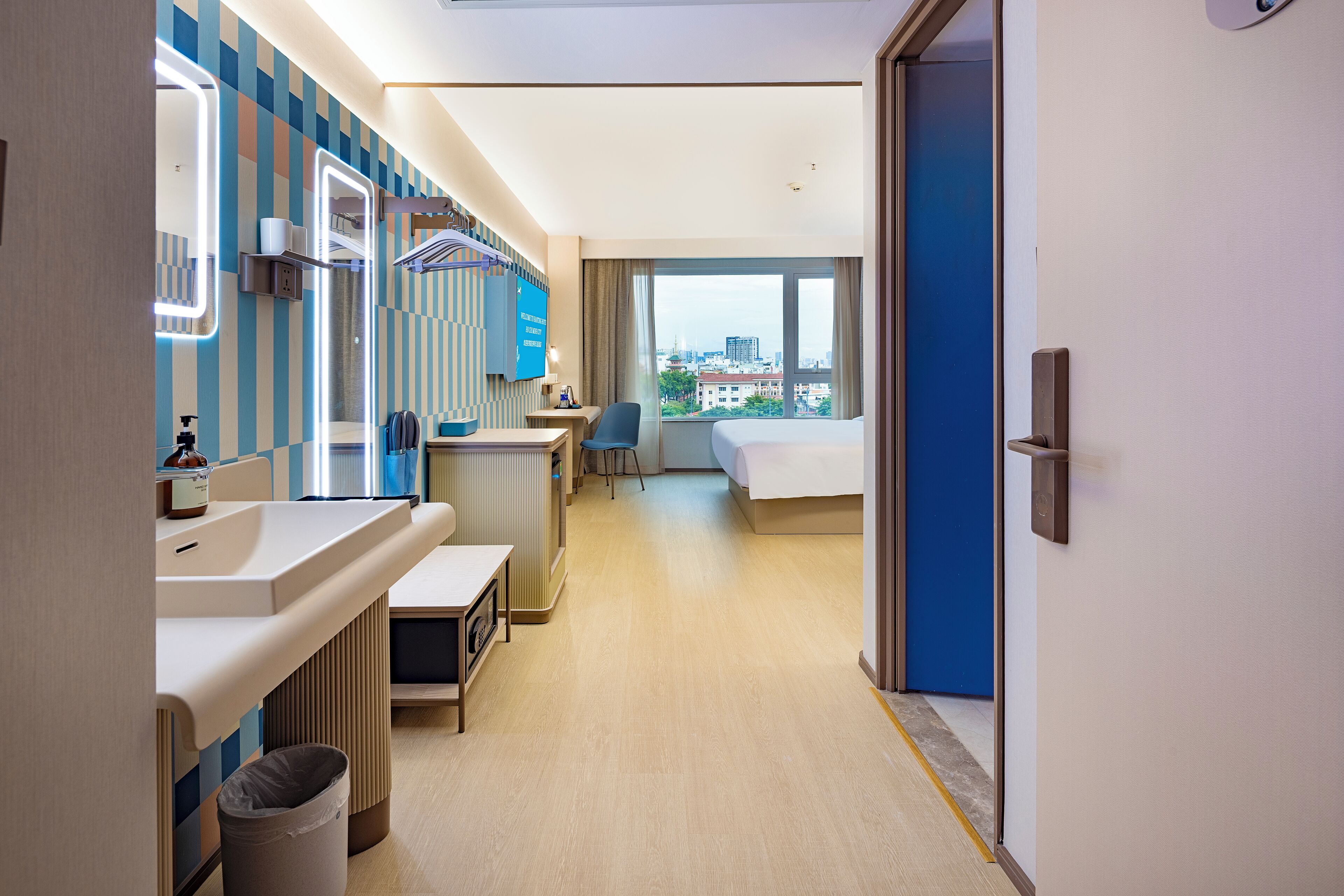 deluxe king bed room + breakfast + free minibar | hypo-allergenic bedding, minibar, in-room safe, individually furnished