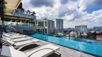 Piscine extérieure, chaises longues, maßtres-nageurs sur place