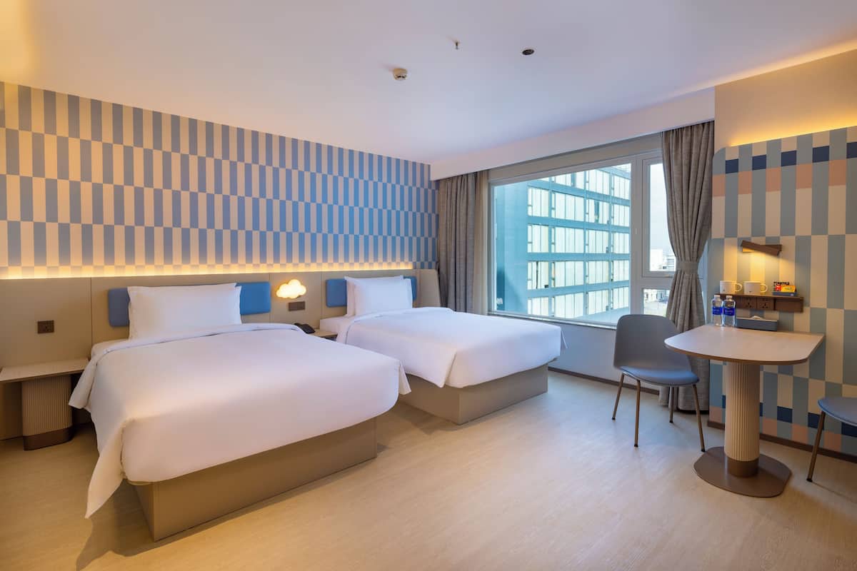 Deluxe Twin Room | Hypo-allergenic bedding, minibar, in-room safe, individually furnished