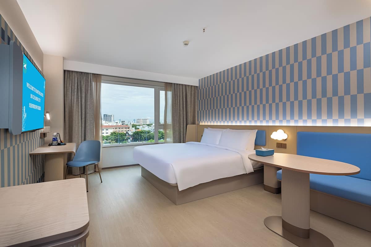Hypo-allergenic bedding, minibar, in-room safe, individually furnished