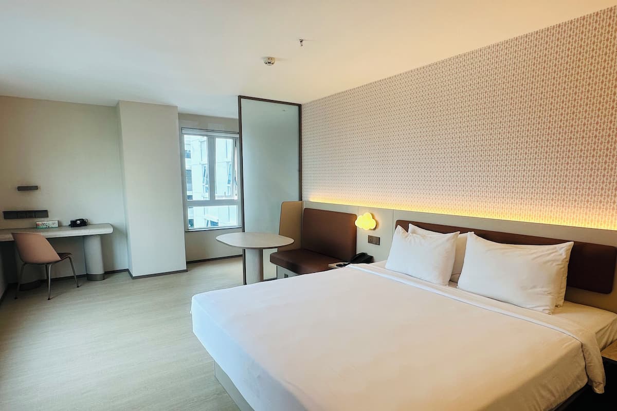 Executive Room, 1 King Bed | Hypo-allergenic bedding, minibar, in-room safe, individually furnished