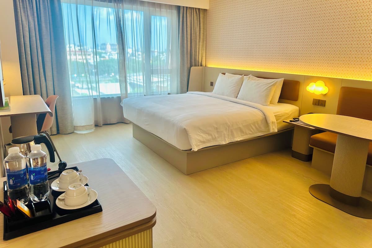 Hypo-allergenic bedding, minibar, in-room safe, individually furnished