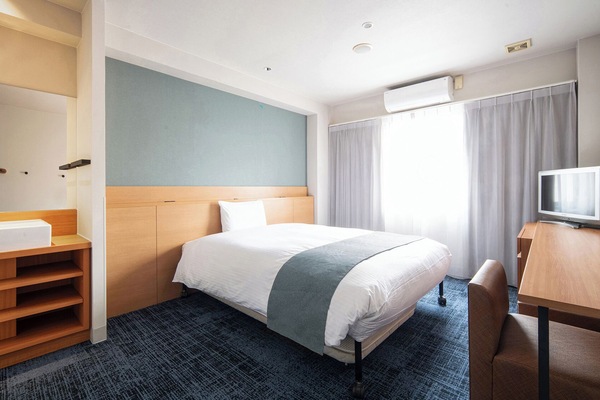 Phòng đôi, 1 giường cỡ queen, hút thuốc | Bộ đồ giường cao cấp, chăn bông, bàn, màn/rèm cản sáng