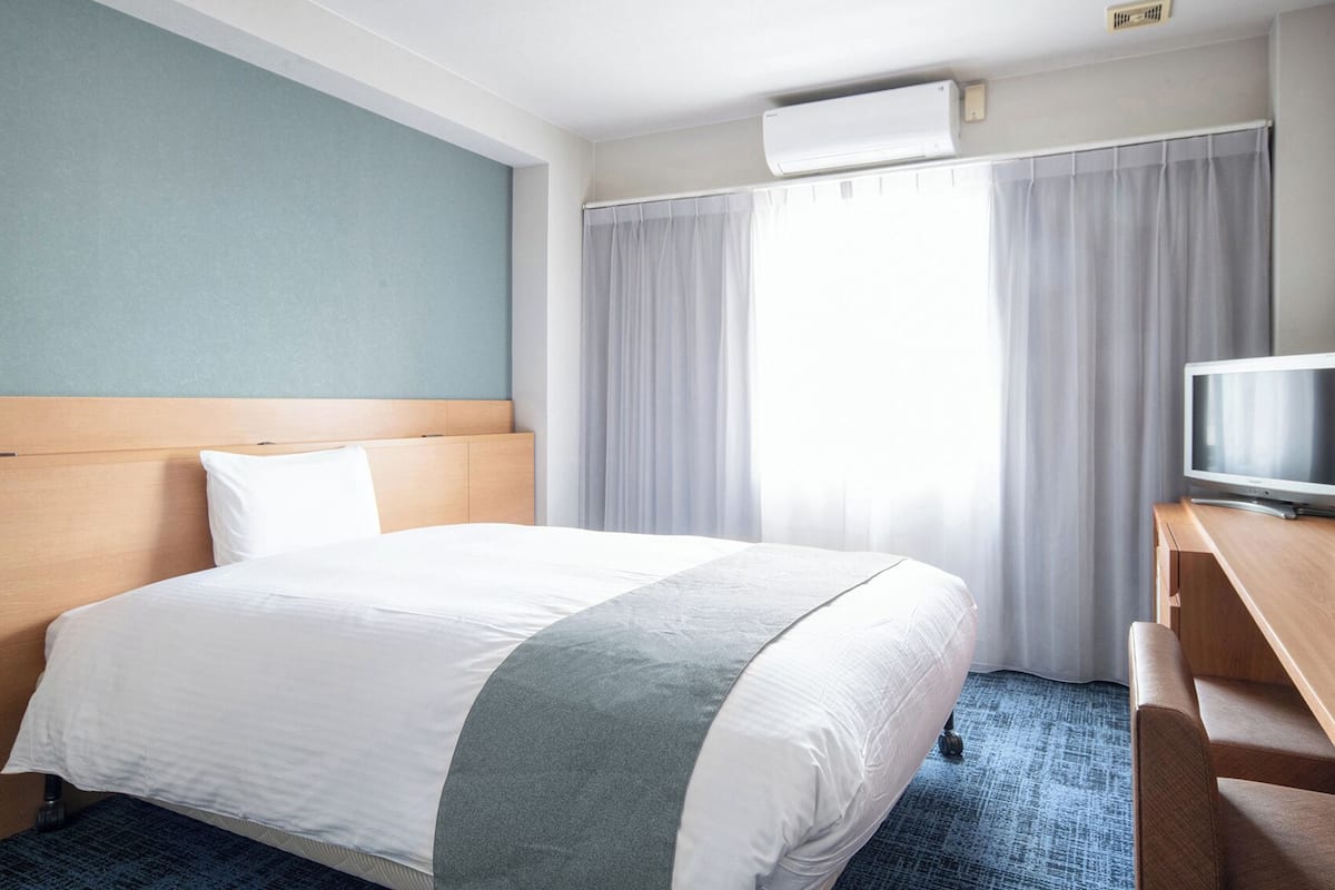 Premium bedding, down comforters, desk, blackout drapes