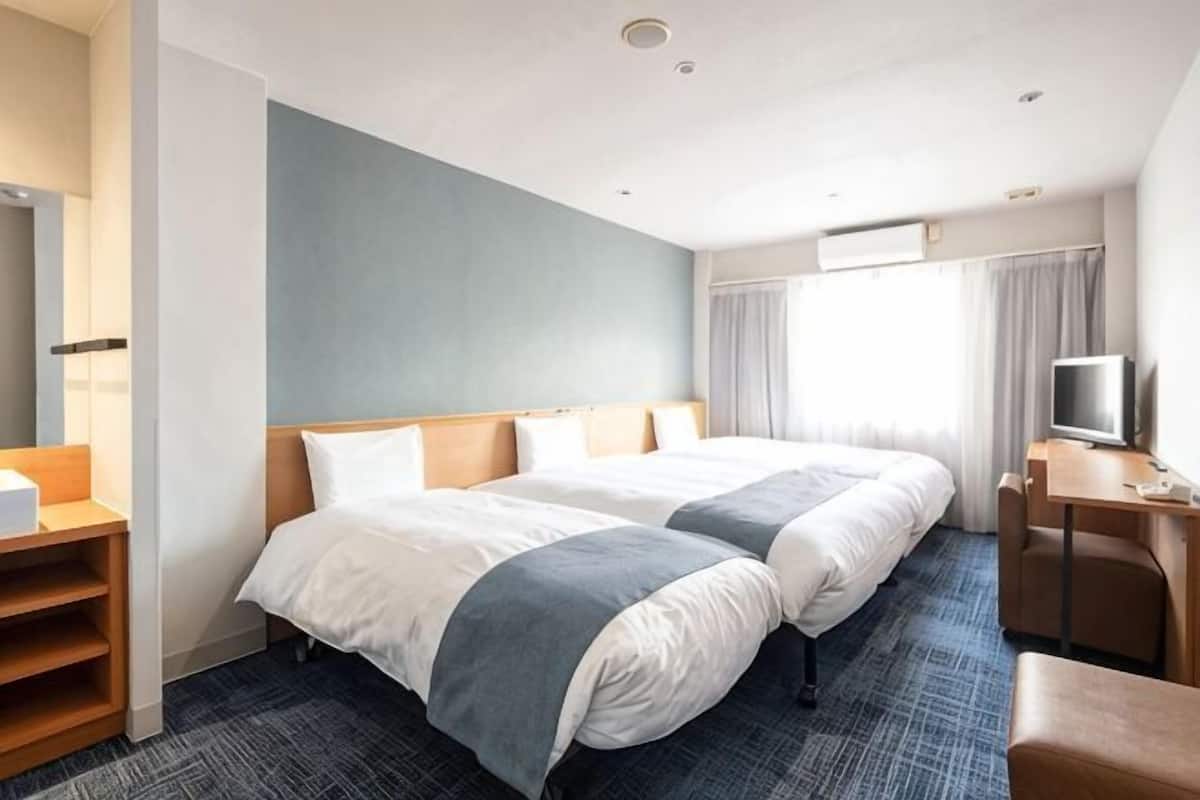 Premium bedding, down comforters, desk, blackout drapes