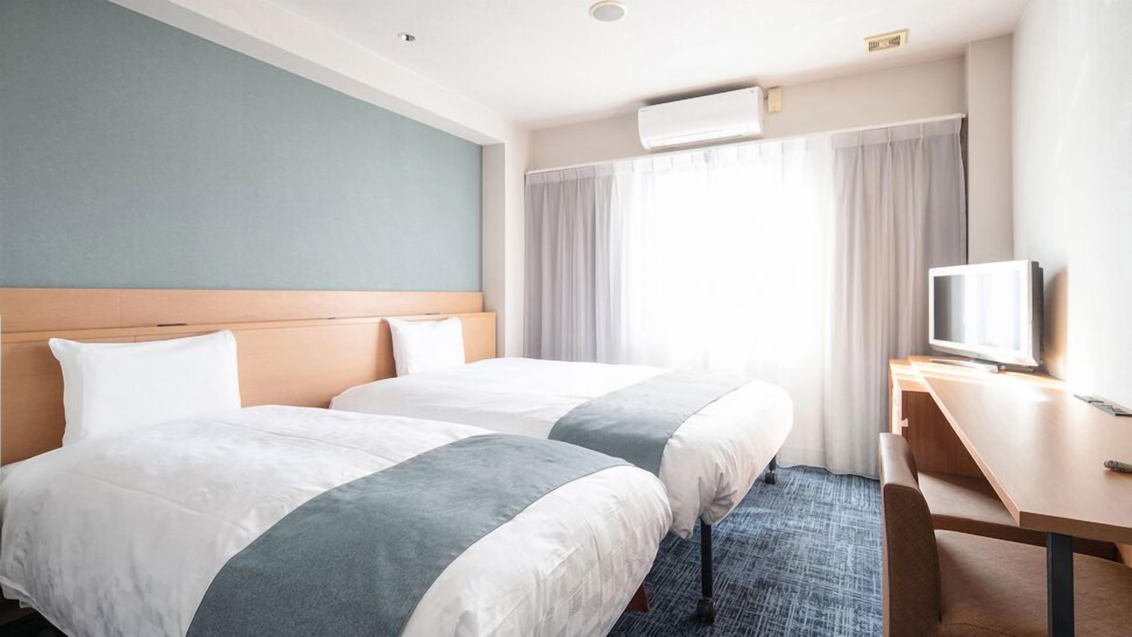 Premium bedding, down duvets, desk, blackout curtains