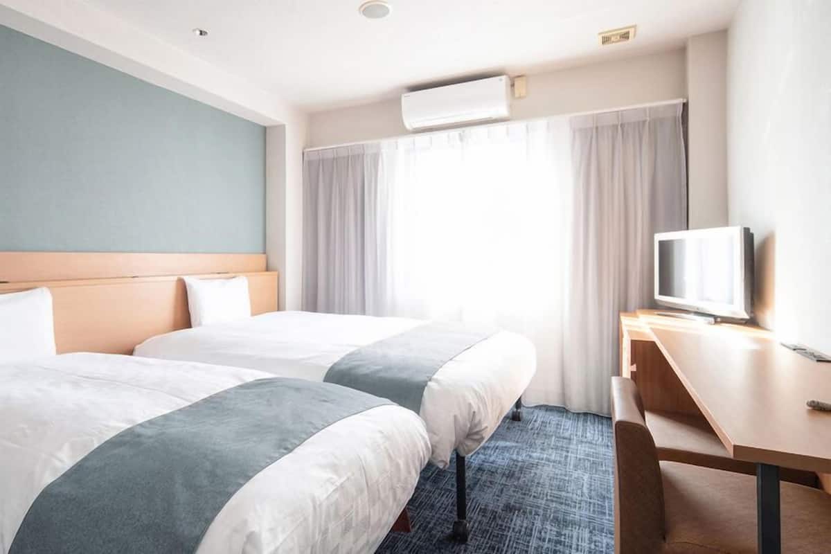 Premium bedding, down duvets, desk, blackout curtains