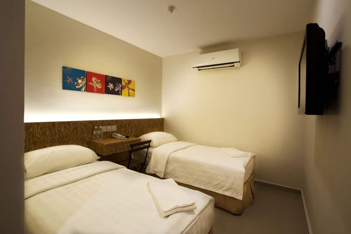 Habitación Deluxe con 2 camas individuales | Edredones de plumas, colchones Select Comfort, escritorio y wifi gratis
