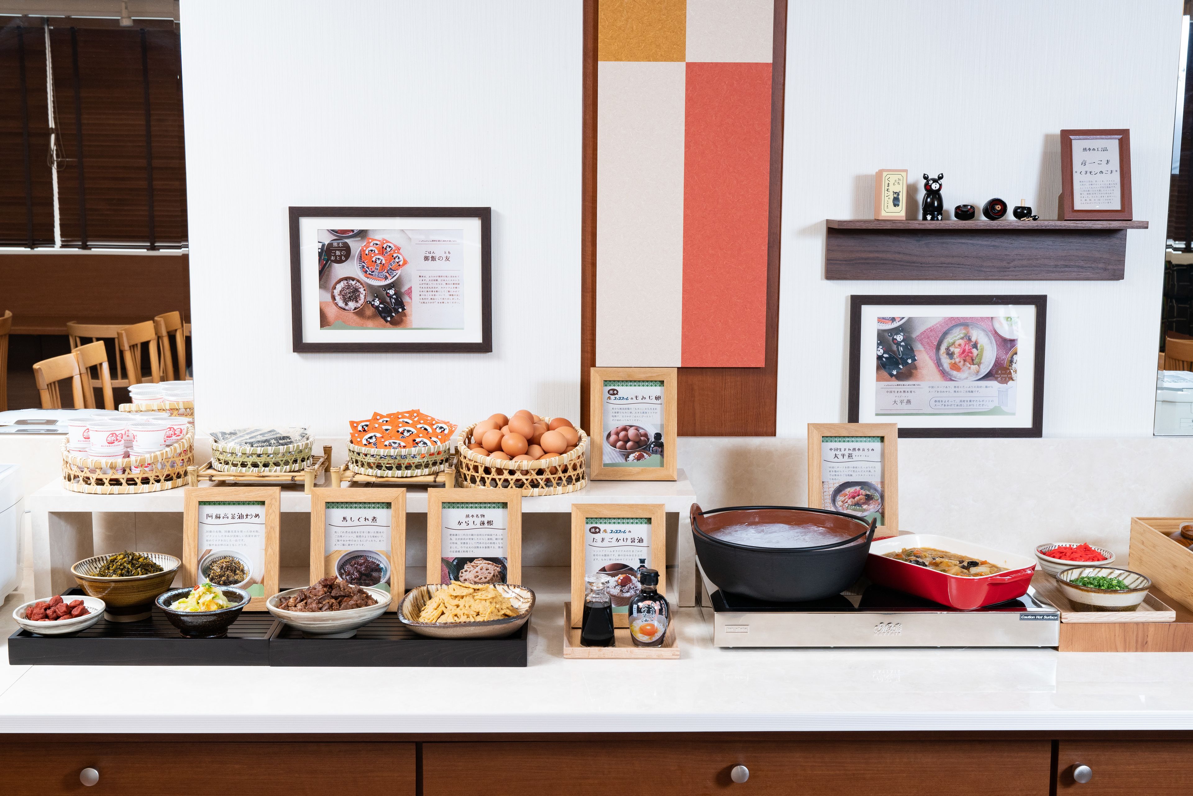 Un buffet proposant une variété de plats, chacun étant clairement identifié par une étiquette.