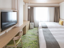 Cubrecamas, escritorio y espacio para trabajar con laptop 