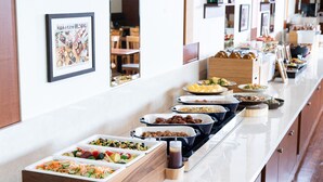 Un buffet proposant une variété de plats et un menu affiché sur le mur, dans un cadre.