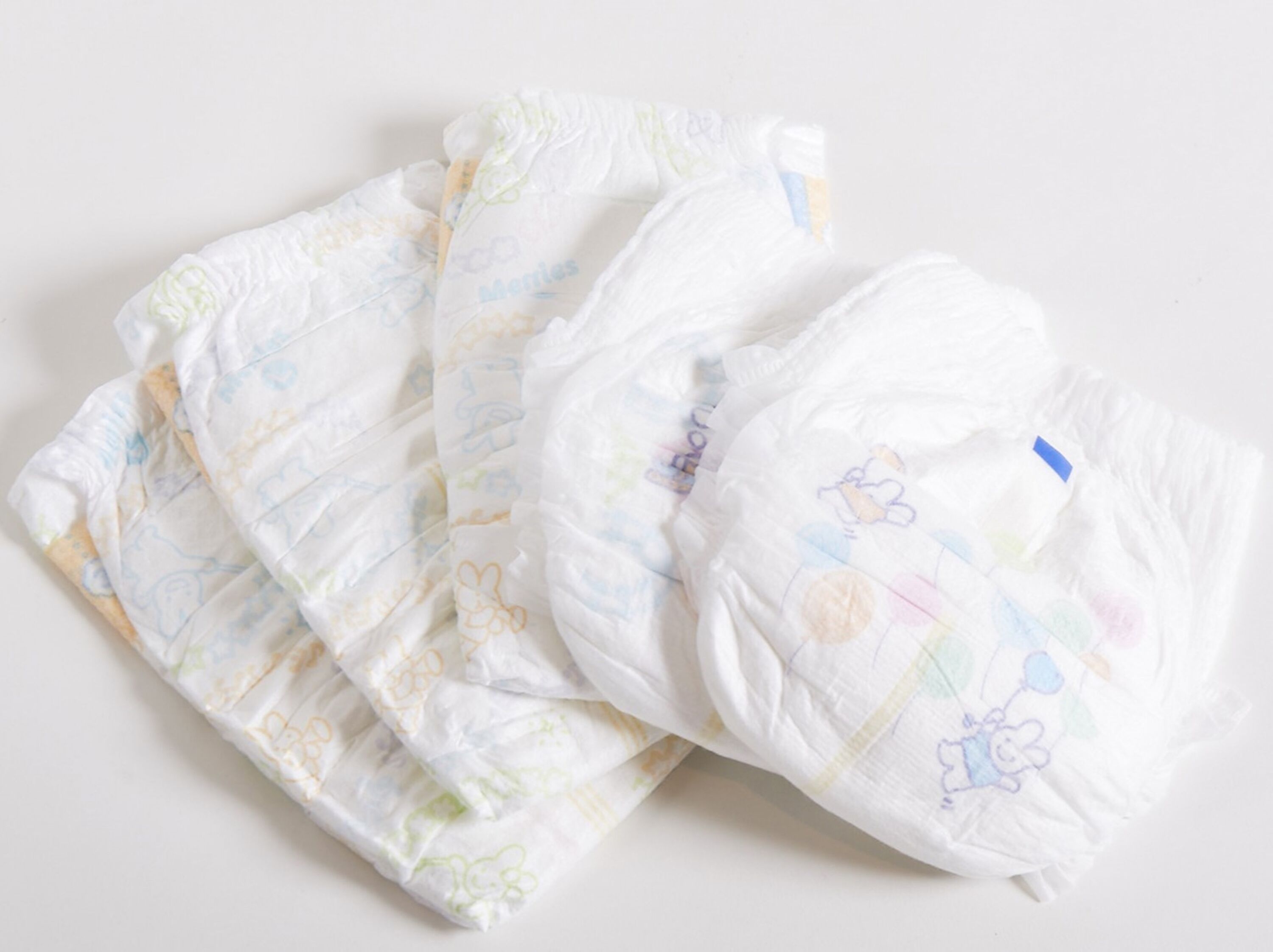 Une collection de couches pour bébés ornées de personnages de dessins animés.