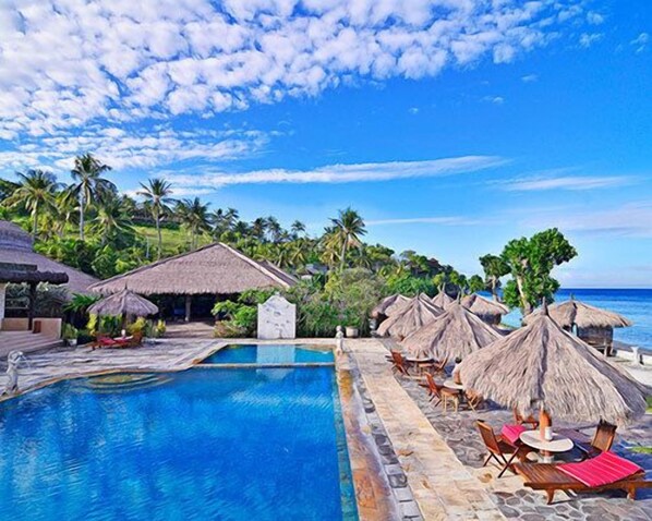 Outdoor pool, pool umbrellas, sun loungers - Pasific Beach Cottages (Senggigi)
